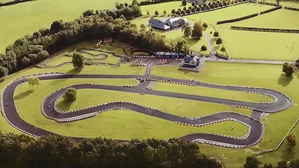 Insolite-Une villa a vendre en Irlande du nord avec un circuit de karting dans le jardin-1