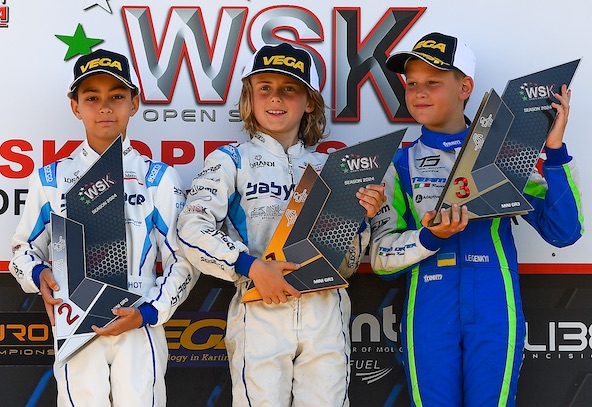 Le Français Stan Fagot-Ratajski (au centre) remporte la WSK Open Series à l'addition des deux épreuves