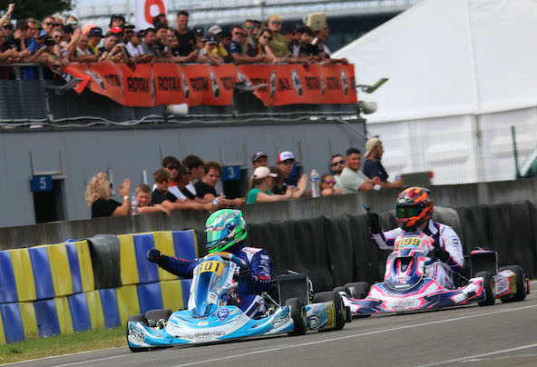 Pénalisé, Antoine Barbaroux a finalement laissé la victoire à son rival (ici derrière lui) en Rota DD2.