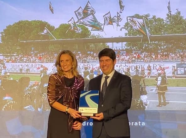 Le Trophée du meilleur événement de la saison 2024 des Championnats FIA Karting a été décerné au Kartodromo Val Vibrata (représenté ici par Daniela Spinozzi) pour son excellente organisation de la 2e épreuve Championnat d’Europe FIA Karting des catégories KZ.