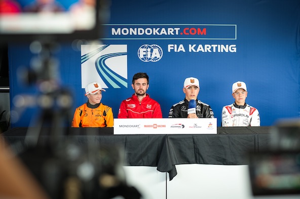 Victoire pour Anagnostiadis devant Van Langendonck (à g.) et Costoya. Ils sont avec le team manager du team Prema Racing, l'ancien Champion du Monde KF en 2013, le Britannique Tom Joyner