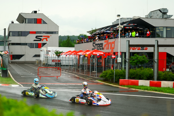Steel=acier. La région de Trinec a été célèbre pour ses mines d’acier. On en fabrique toujours, notamment juste à côté du circuit, d’où le nom du complexe de karting