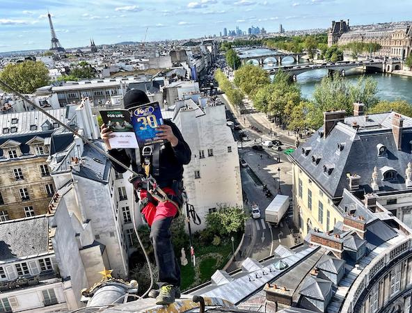 On lit même Kart Mag sur les toits de Paris !